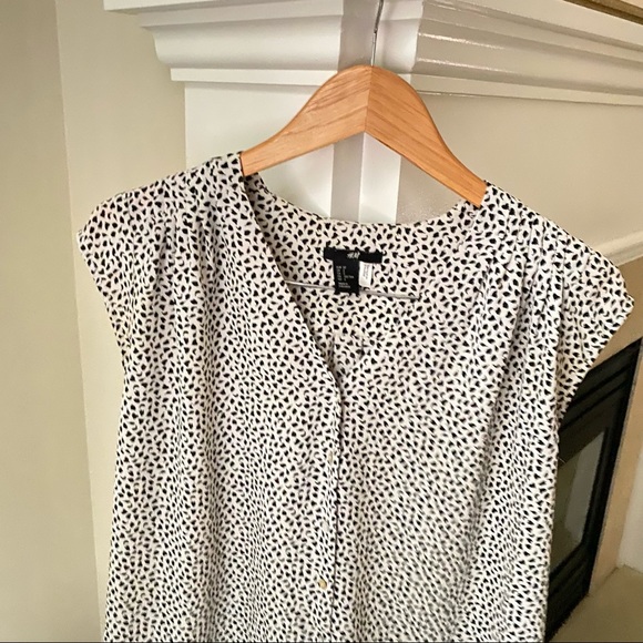 H&M Cream Black Patterned Button Vneck Short Sleeve Blouse - Picture 3 of 6